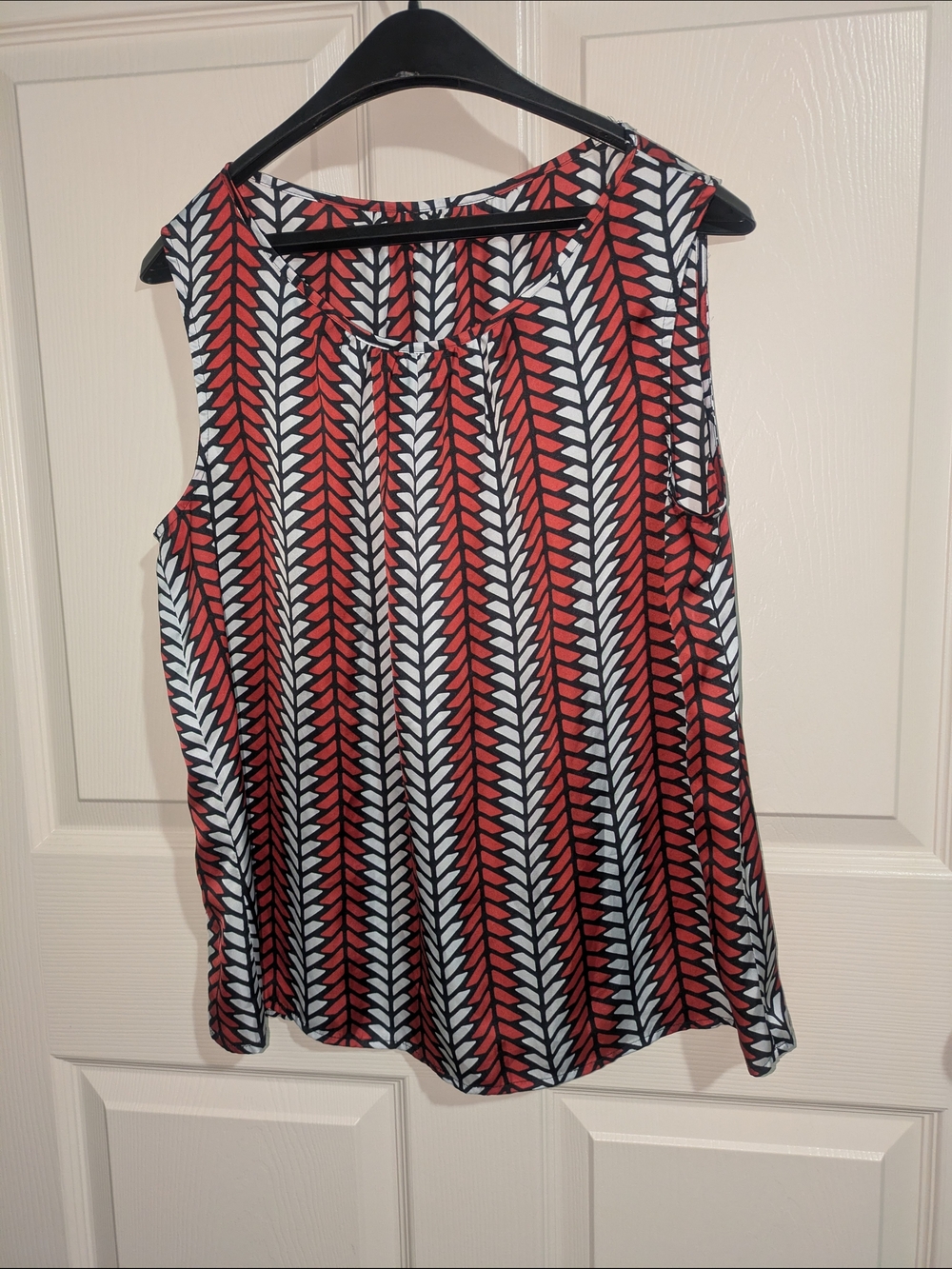 Kasper Sleeveless Red and White Patterned Women's Top